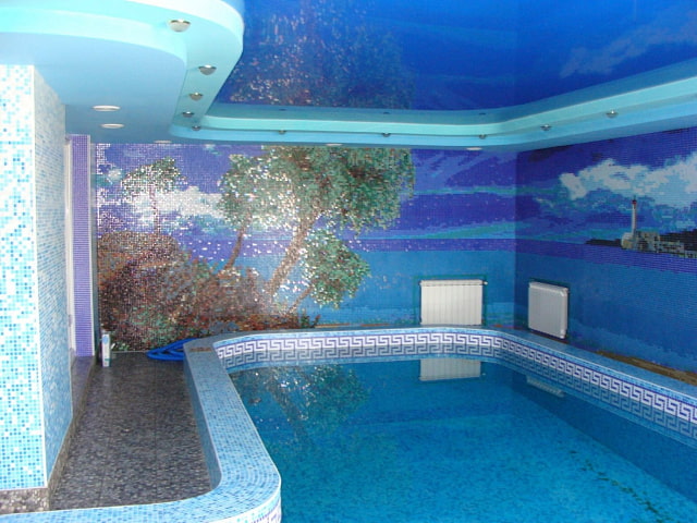 Натяжной потолок в бассейн