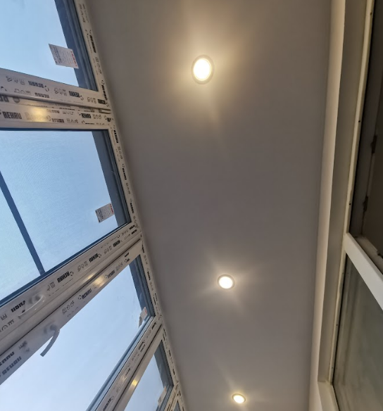 Натяжной потолок на балкон