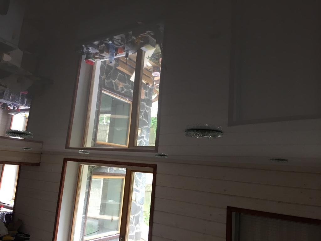 Белый глянцевый натяжной потолок – отражение