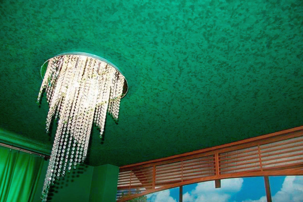 Зелёный фактурный натяжной потолок с люстрой