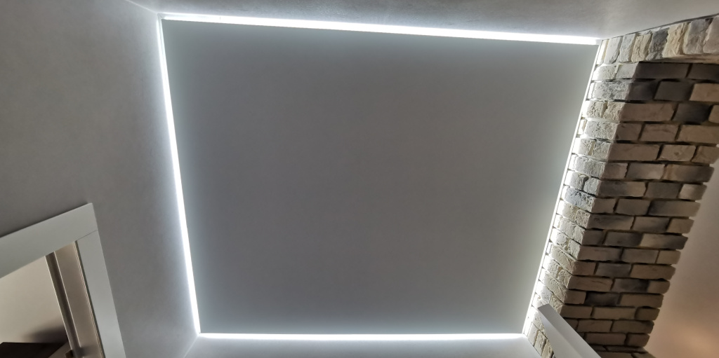 Парящий натяжной потолок с подсветкой по периметру