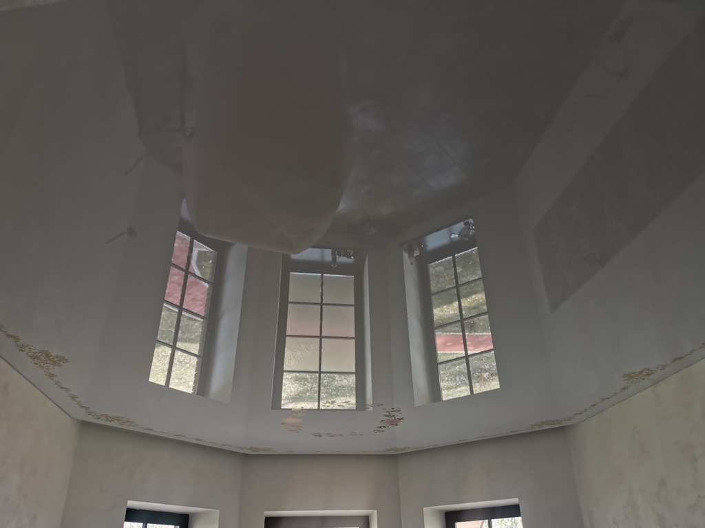 Белый глянец – натяжной потолок с отражением