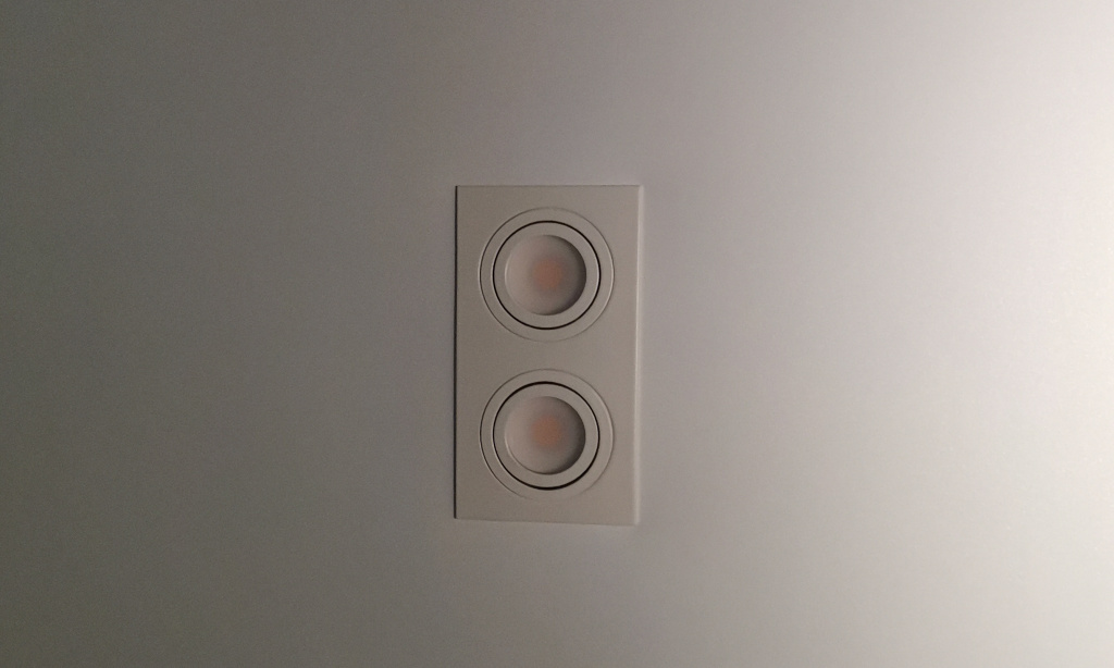 Точечные светильники на натяжном потолке
