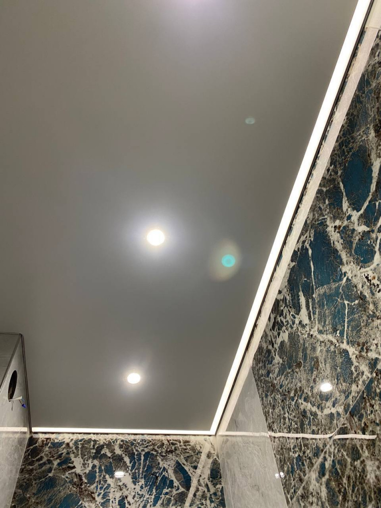 Контурный натяжной потолок в ванной комнате