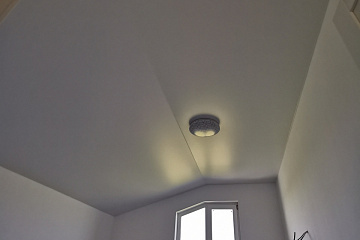 Из чего складывается цена натяжного потолка