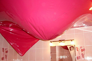 Слив воды с натяжных потолков