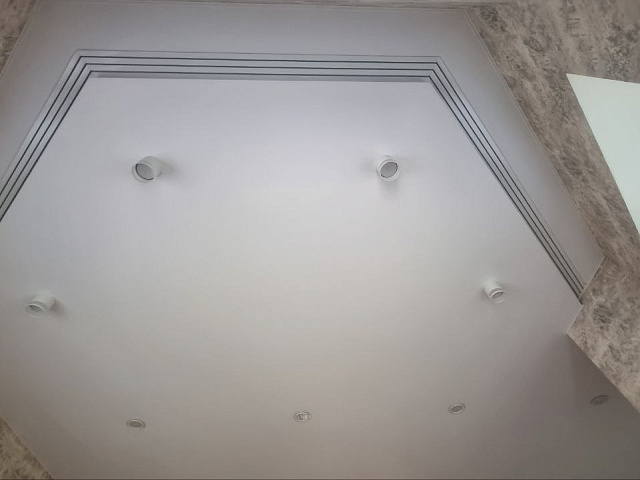 Матовый потолок BAUF с карнизами и подсветкой в частном доме