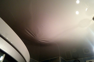 Слив воды с натяжных потолков