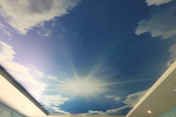 Натяжные потолки в виде неба с облаками