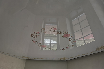 Белый глянцевый натяжной потолок