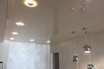 Белый глянцевый натяжной потолок