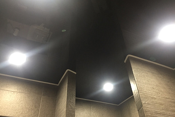 Натяжной потолок в туалете