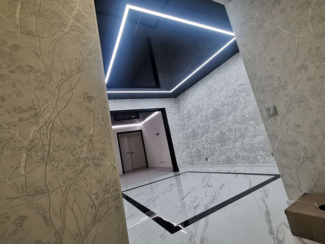 Натяжной потолок со световыми линиями (коридор)