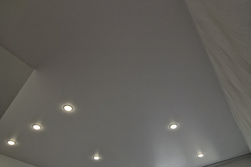 Белый сатиновый натяжной потолок