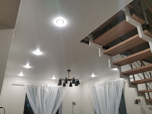 Натяжные потолки в гостиную