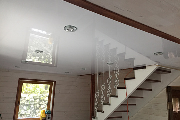 Белый глянцевый натяжной потолок