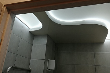 Натяжной потолок в туалете