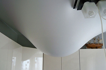 Слив воды с натяжных потолков