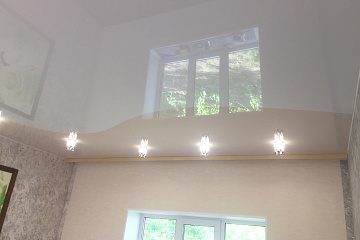 Белый глянцевый натяжной потолок