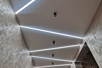 Освещение будущего: световые линии на натяжных потолках