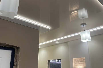 Натяжные потолки в коридоре: творчество и практичность