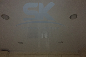 Натяжной потолок в туалете