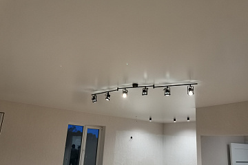 Белый сатиновый натяжной потолок