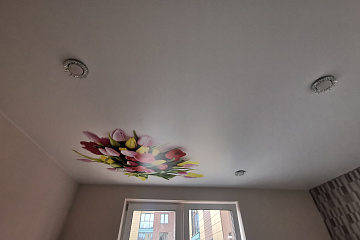 Белый сатиновый натяжной потолок