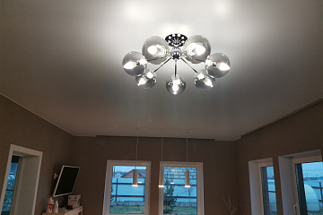 Белый сатиновый натяжной потолок