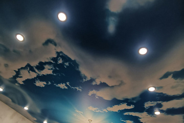 Натяжные потолки в виде неба с облаками