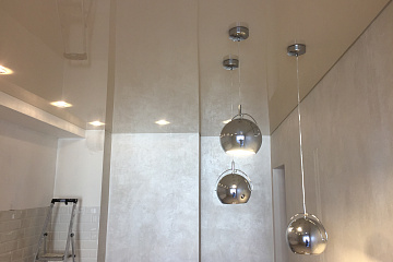 Белый глянцевый натяжной потолок