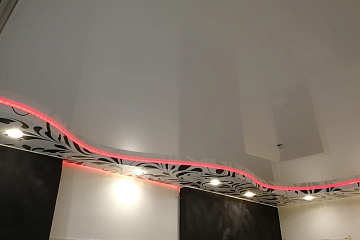 Из чего складывается цена натяжного потолка